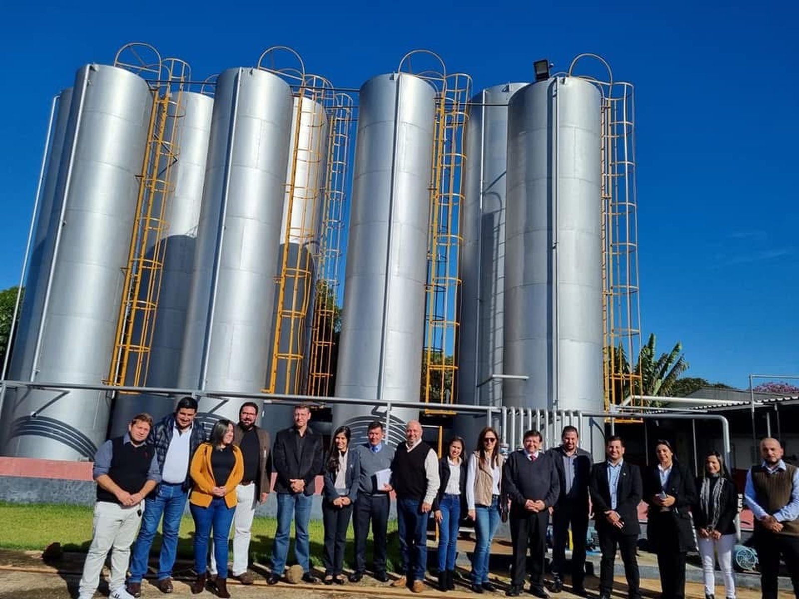 Comitiva em visita a complexo de silos agroindustriais no Paraguay