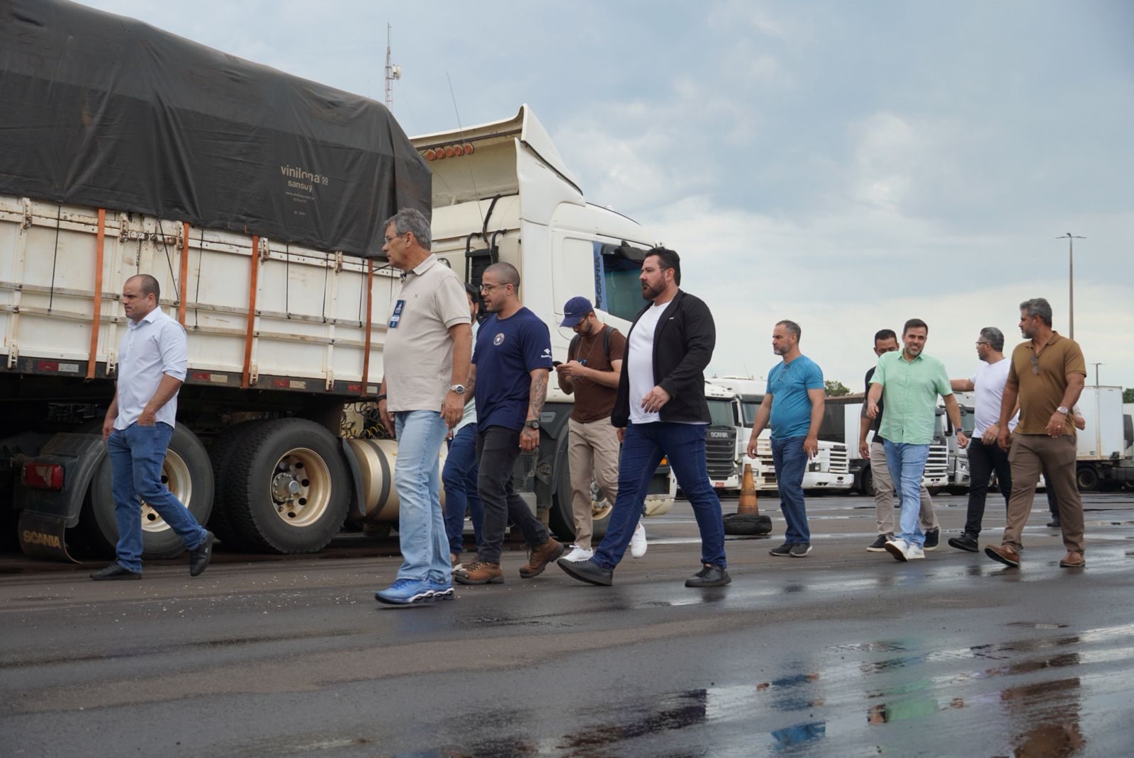 Carreta em travessia de fronteira durante visita técnica