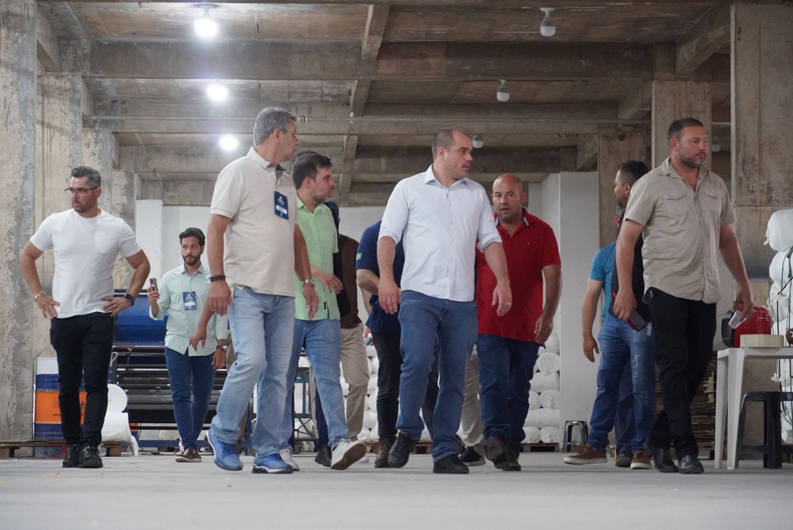 Comitiva em visita técnica a galpão do polo industrial de Salto del Guairá