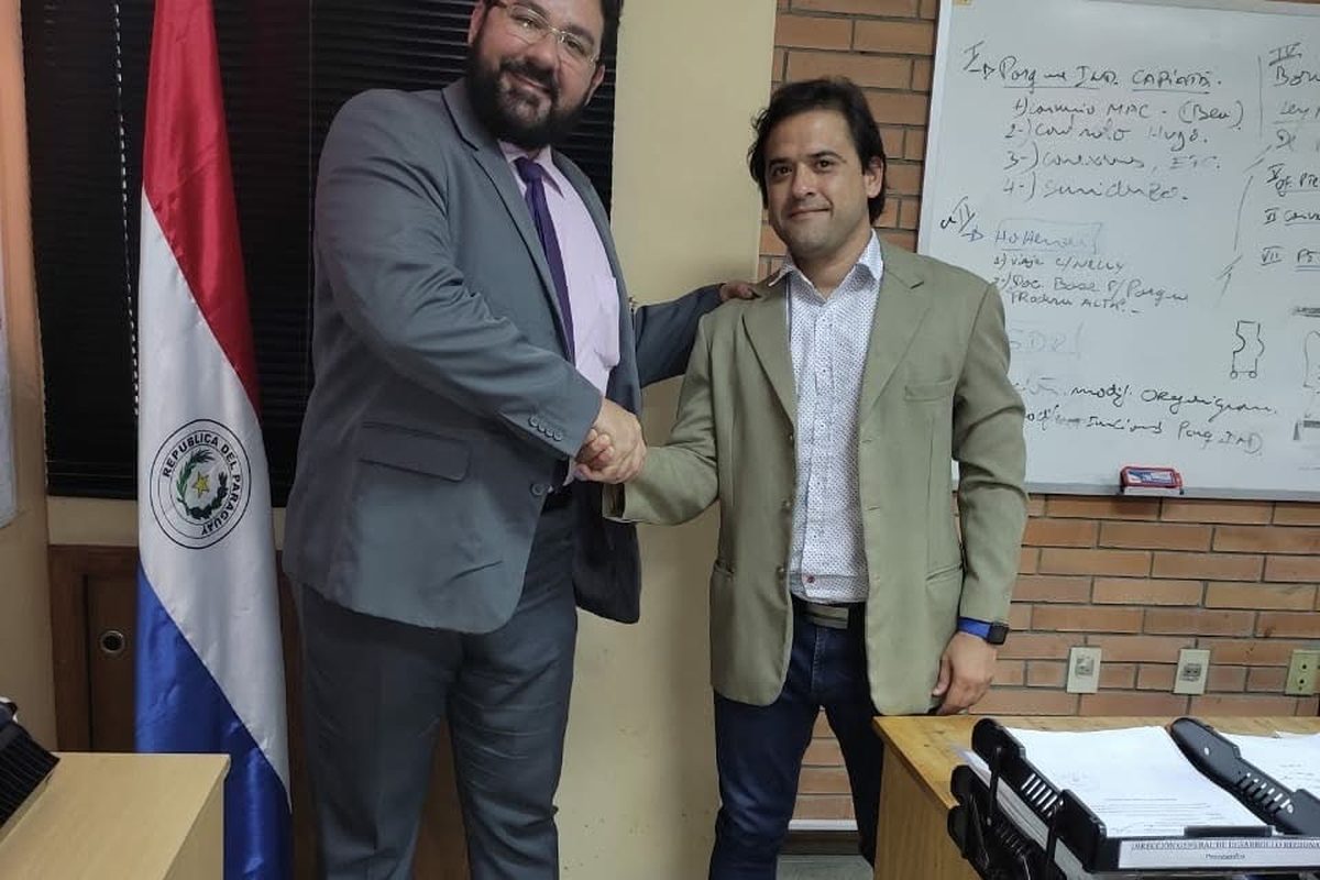 Cumprimento entre representantes da Omni Hold e autoridade paraguaia