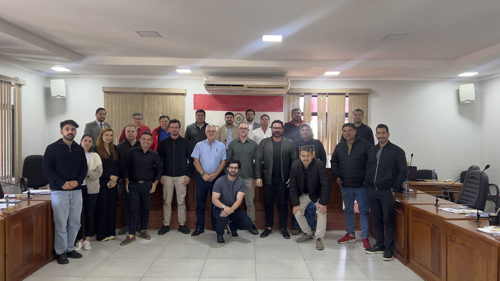 Empresários e autoridades ao final de sessão ordinária da Junta Municipal de Salto del Guairá
