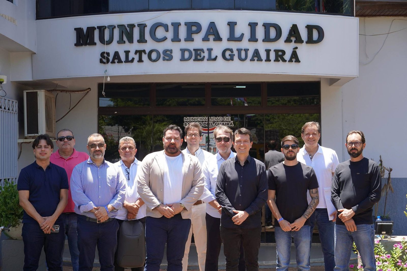 Comitiva brasileira em frente à Municipalidad de Salto del Guairá